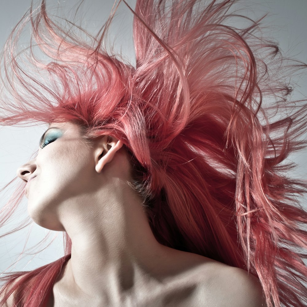 Cheveux rose en mouvement